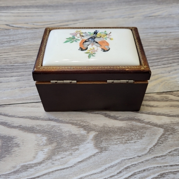 Vintage Japanese handpainted music box Wooden and porcelain - Picture 6 of 14